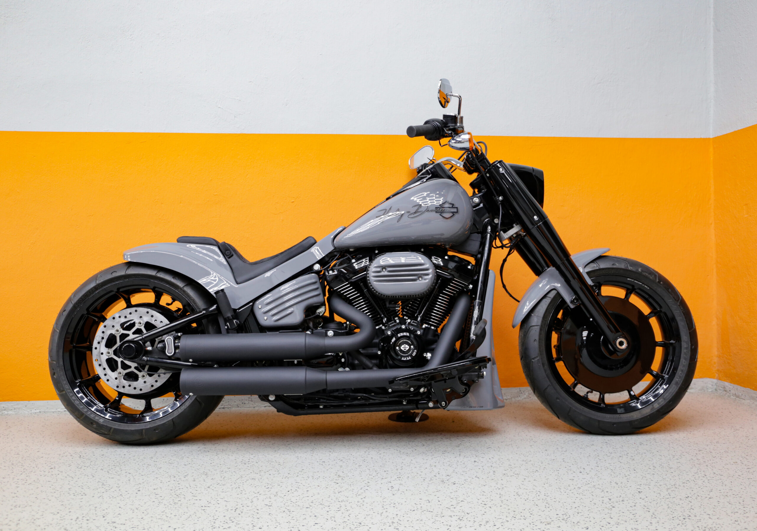 Grey Phantom Fat Boy Harley Custombike Windkess