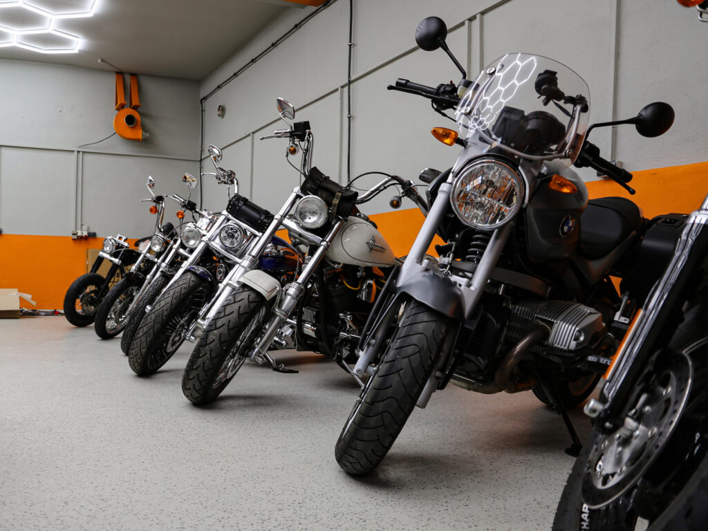 Harley Davidson Motorräder in der Windkess Werkstatt.